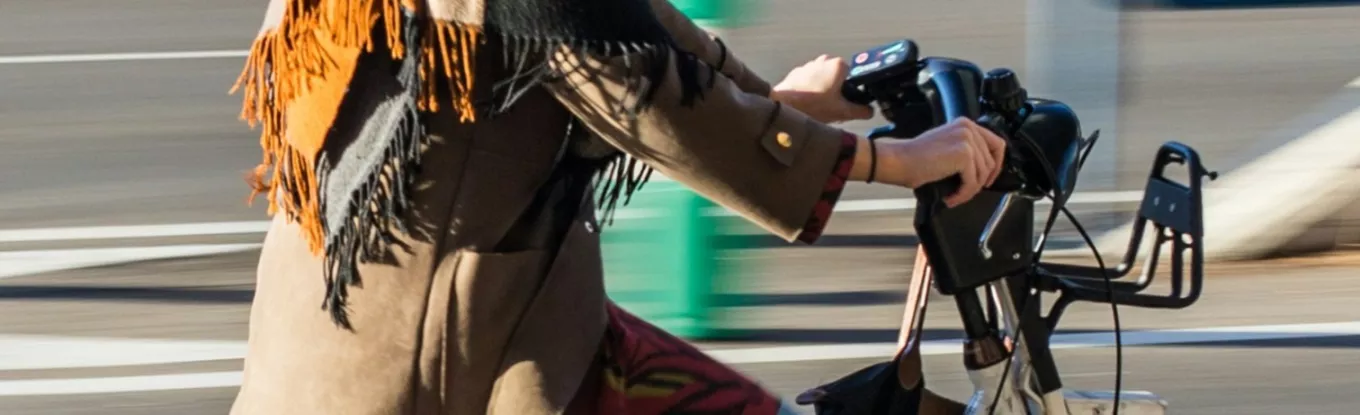 Une personne roule sur un vélo électrique en ville.