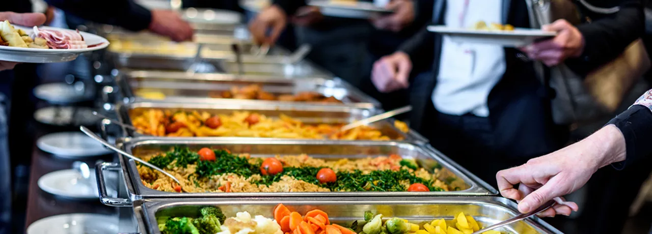 Un salarié peut-il bénéficier à la fois de titres-restaurant et de l’accès à une cantine ? 