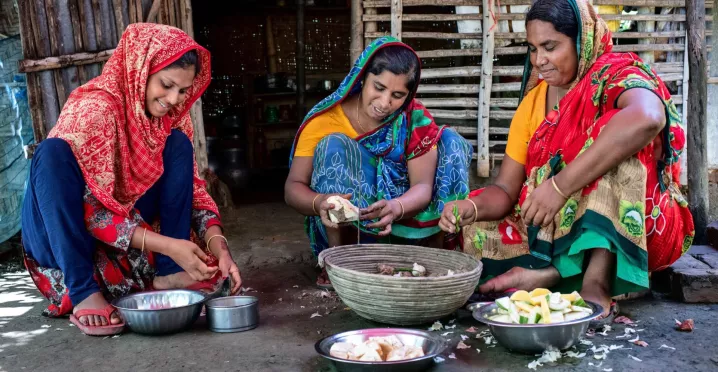 Les filles et la petite belle-fille de Sabuda Begum préparant la nourriture pour le déjeuner.