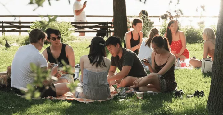 Des collègues pique niquent entre eux