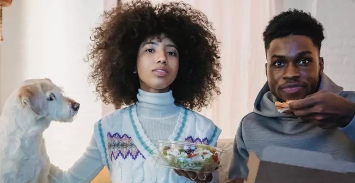 Un couple et son chien se font livrer leur repas grâce à la carte Pluxee Restaurant