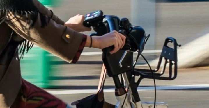 Une personne roule sur un vélo électrique en ville.