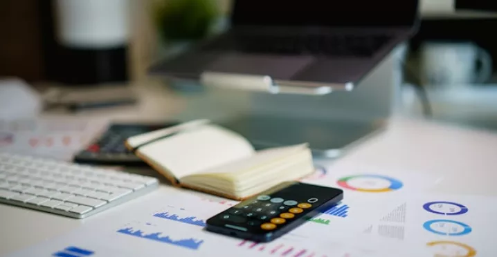 Une calculatrice et des documents pour faire la comptabilité du CSE