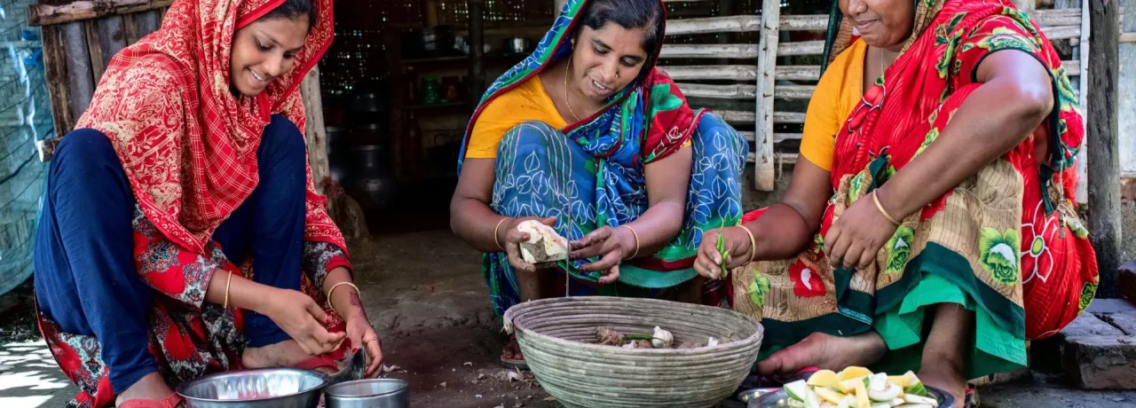 Les filles et la petite belle-fille de Sabuda Begum préparant la nourriture pour le déjeuner.