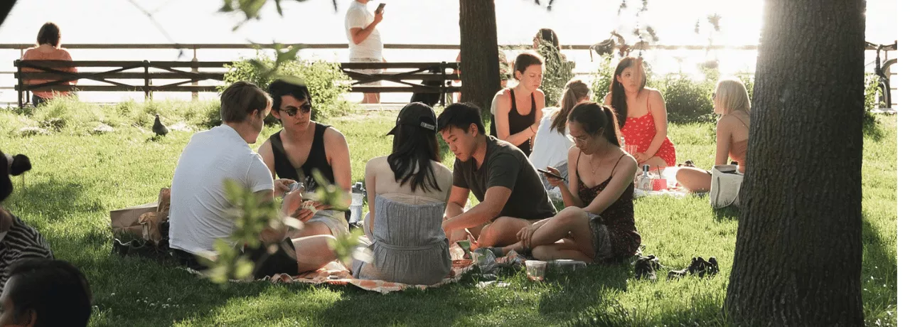 Des collègues pique niquent entre eux