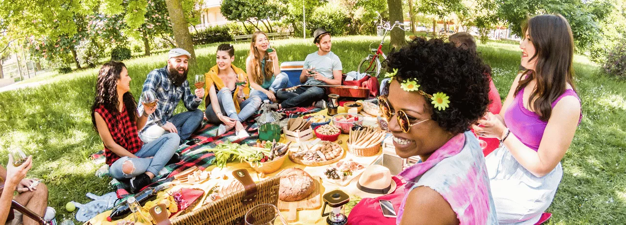 Des collègues pique-niquent dans un parc.