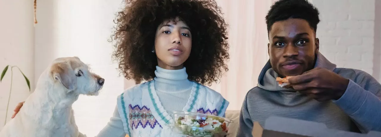 Un couple et son chien se font livrer leur repas grâce à la carte Pluxee Restaurant