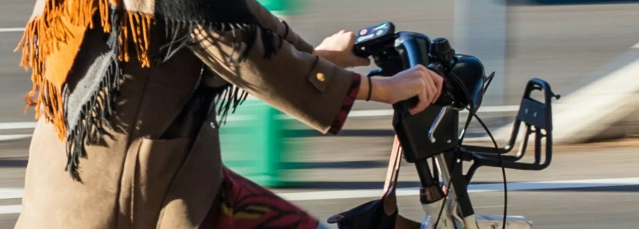 Une personne roule sur un vélo électrique en ville.