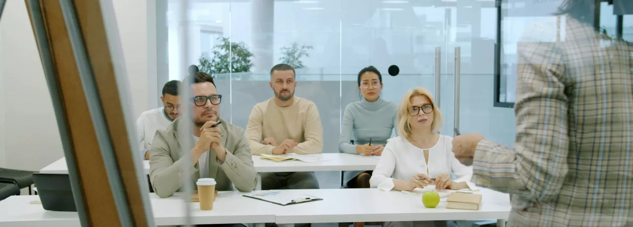 Des salariés avec des profils d'engagement différents écoutent une intervenante qui leur fait face.