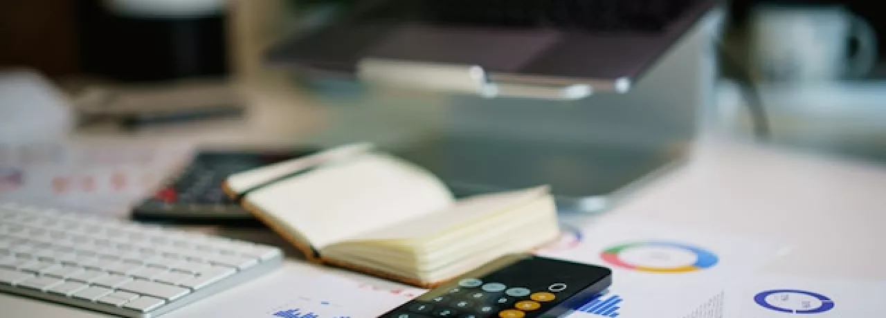 Une calculatrice et des documents pour faire la comptabilité du CSE