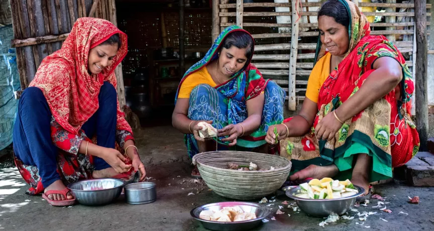 Les filles et la petite belle-fille de Sabuda Begum préparant la nourriture pour le déjeuner.