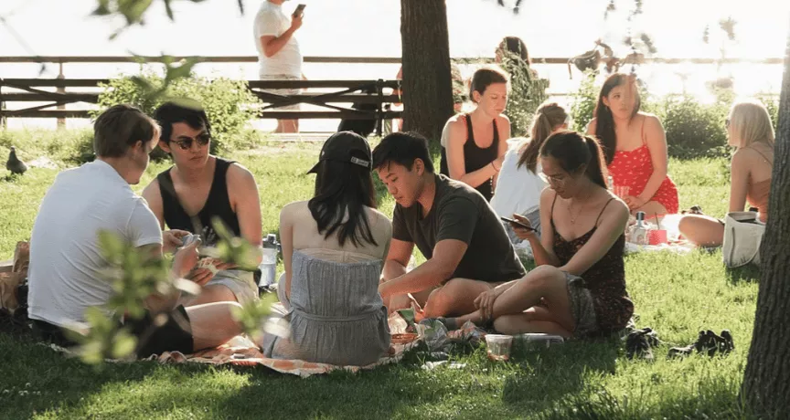 Des collègues pique niquent entre eux