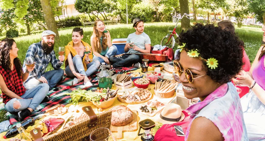 Des collègues pique-niquent dans un parc.