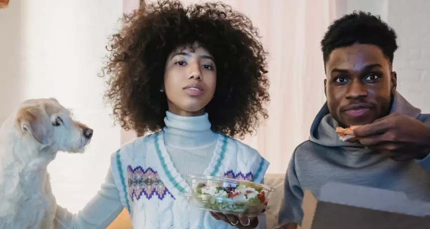 Un couple et son chien se font livrer leur repas grâce à la carte Pluxee Restaurant