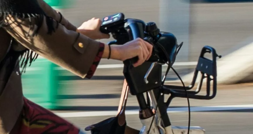 Une personne roule sur un vélo électrique en ville.