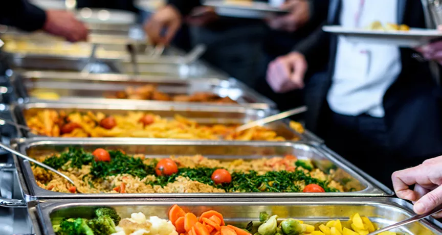 Un salarié peut-il bénéficier à la fois de titres-restaurant et de l’accès à une cantine ?