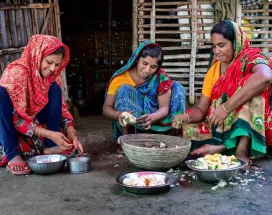 Les filles et la petite belle-fille de Sabuda Begum préparant la nourriture pour le déjeuner.