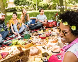 Des collègues pique-niquent dans un parc.