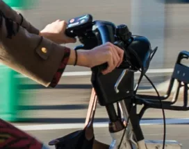 Une personne roule sur un vélo électrique en ville.