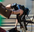 Une personne roule sur un vélo électrique en ville.