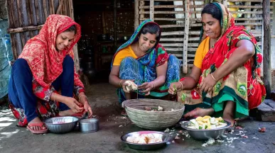 Les filles et la petite belle-fille de Sabuda Begum préparant la nourriture pour le déjeuner.