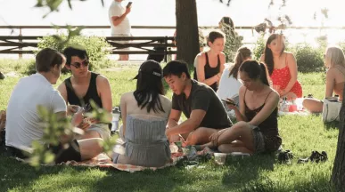 Des collègues pique niquent entre eux