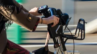 Une personne roule sur un vélo électrique en ville.
