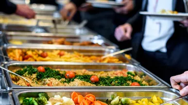 Un salarié peut-il bénéficier à la fois de titres-restaurant et de l’accès à une cantine ?