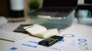 Une calculatrice et des documents pour faire la comptabilité du CSE